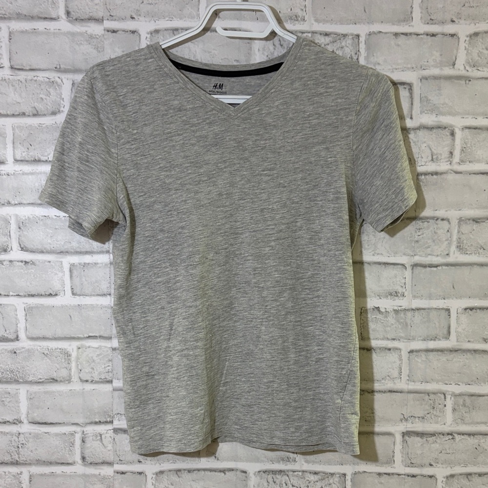 4/$20 H&M Light Gray V-Neck boys short sleeve shirt.